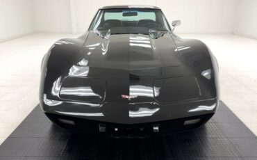 Chevrolet-Corvette-1977-Black-Black-10