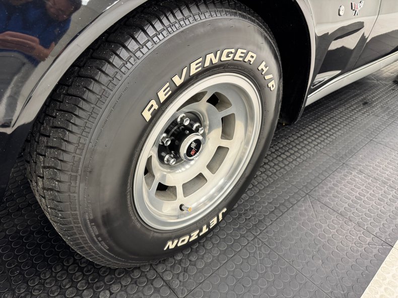 Chevrolet-Corvette-1977-Black-Black-13