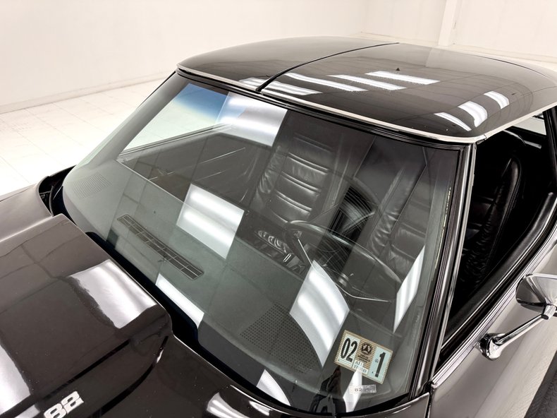 Chevrolet-Corvette-1977-Black-Black-16