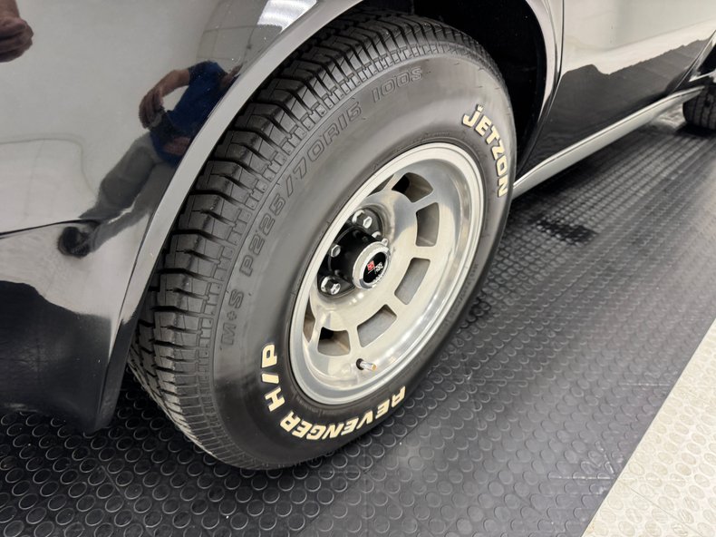 Chevrolet-Corvette-1977-Black-Black-23