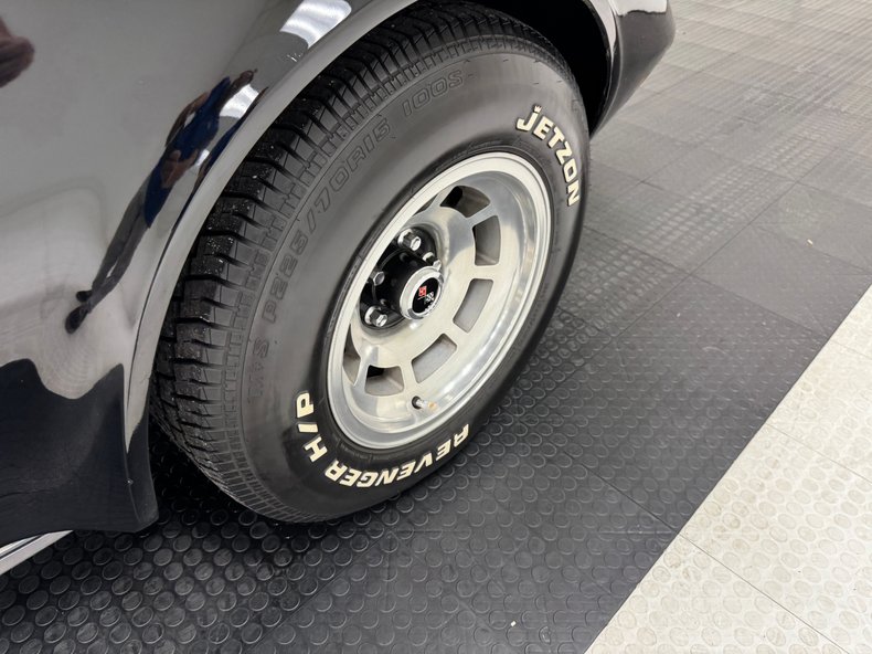 Chevrolet-Corvette-1977-Black-Black-24