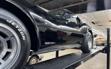 Chevrolet-Corvette-1977-Black-Black-3