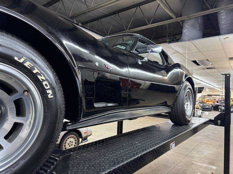 Chevrolet-Corvette-1977-Black-Black-3
