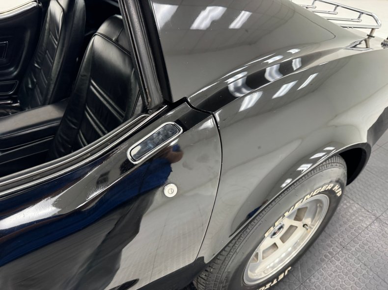 Chevrolet-Corvette-1977-Black-Black-36