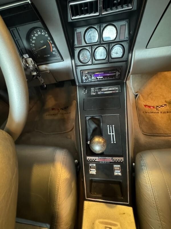 Chevrolet-Corvette-1978-Coupe-17