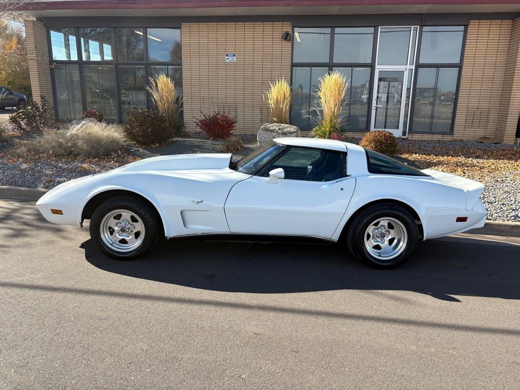 Chevrolet-Corvette-1979-26