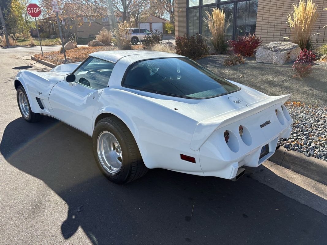 Chevrolet-Corvette-1979-3