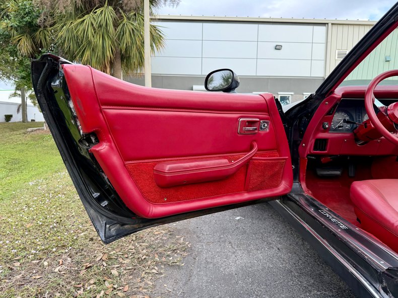Chevrolet-Corvette-1979-Black-Red-28