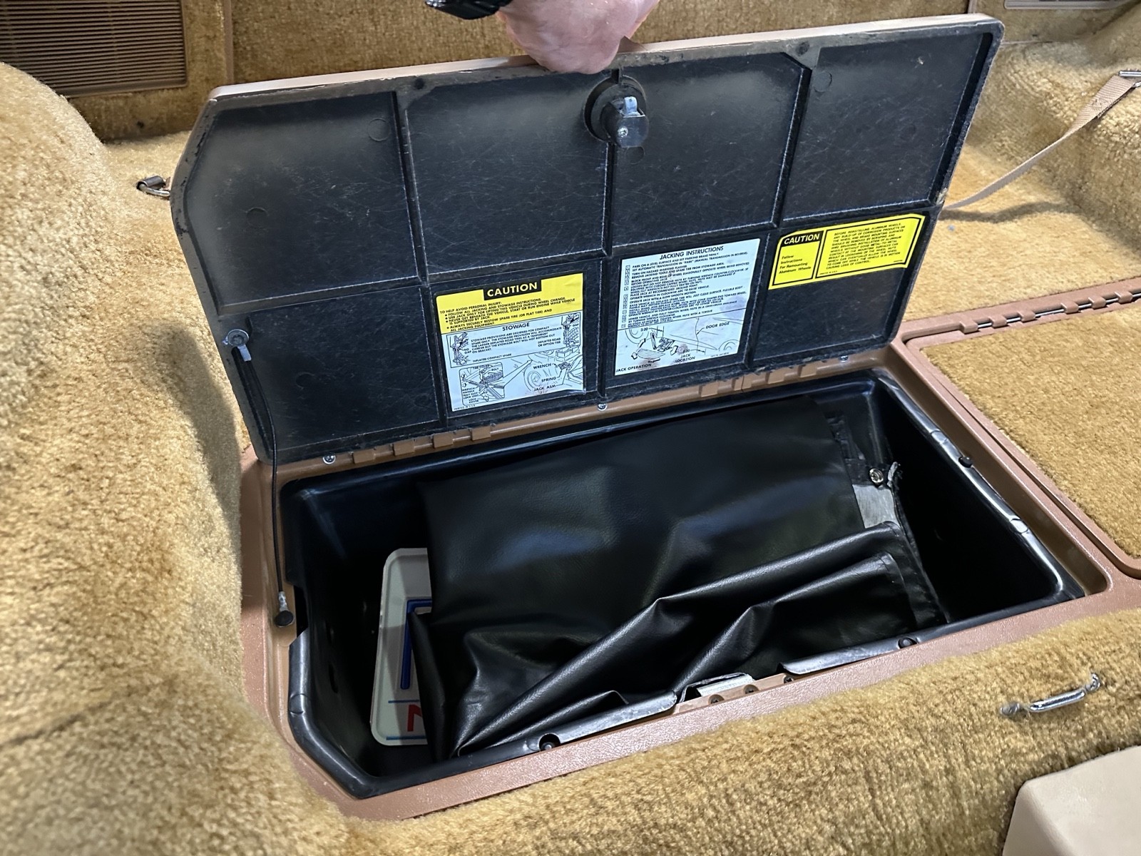 Chevrolet-Corvette-1980-14