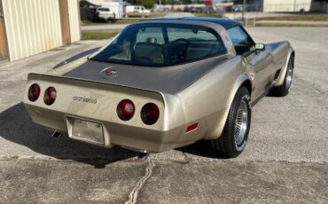 Chevrolet-Corvette-1982-Coupe-1