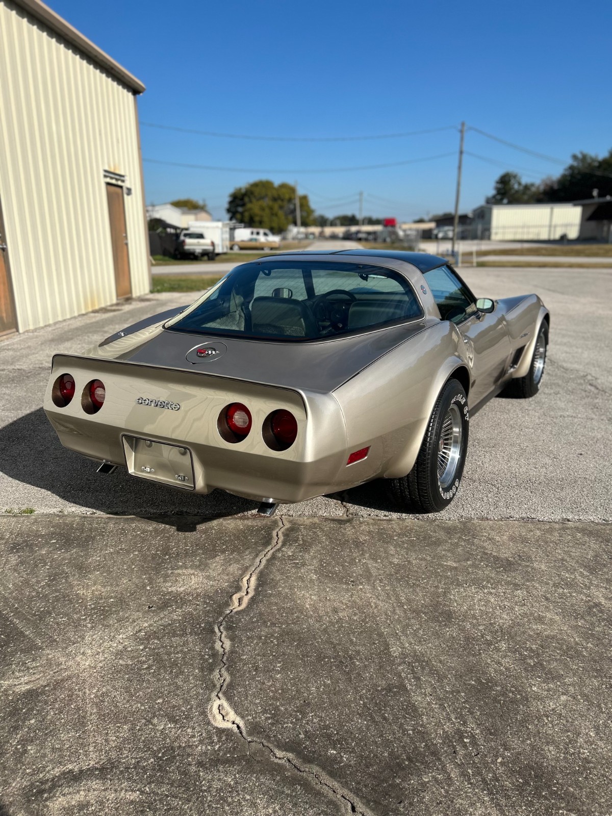 Chevrolet-Corvette-1982-Coupe-1