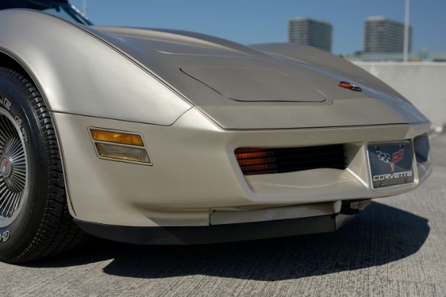 Chevrolet-Corvette-1982-Coupe-11