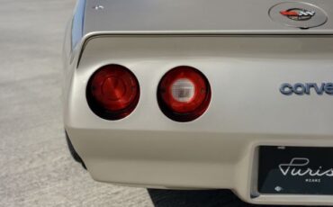 Chevrolet-Corvette-1982-Coupe-12