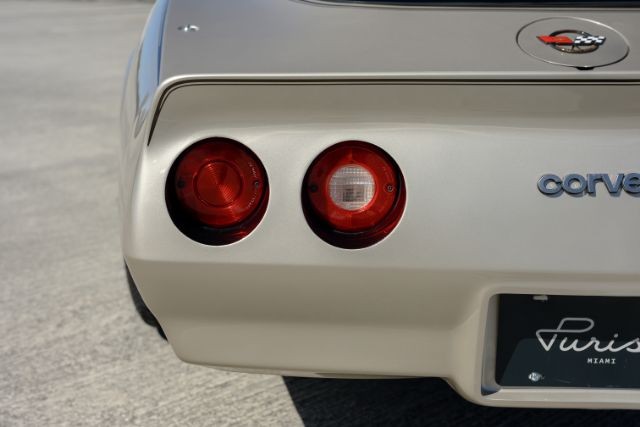 Chevrolet-Corvette-1982-Coupe-12