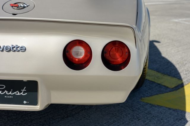 Chevrolet-Corvette-1982-Coupe-13