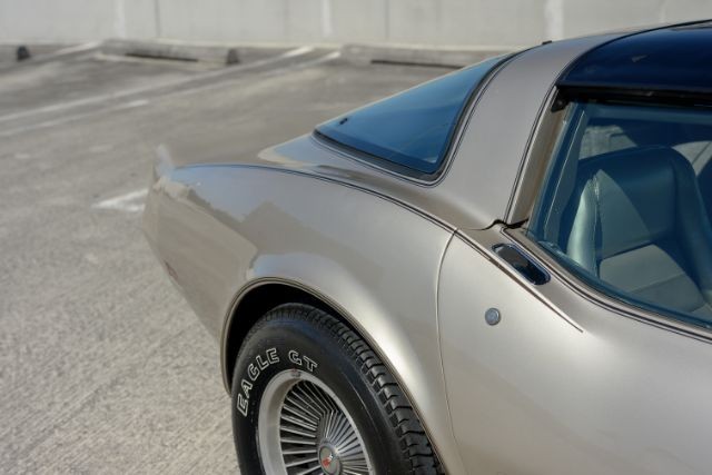 Chevrolet-Corvette-1982-Coupe-14