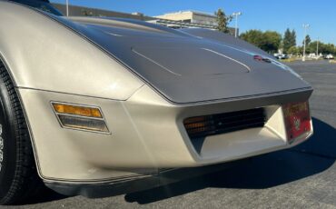Chevrolet-Corvette-1982-Coupe-15