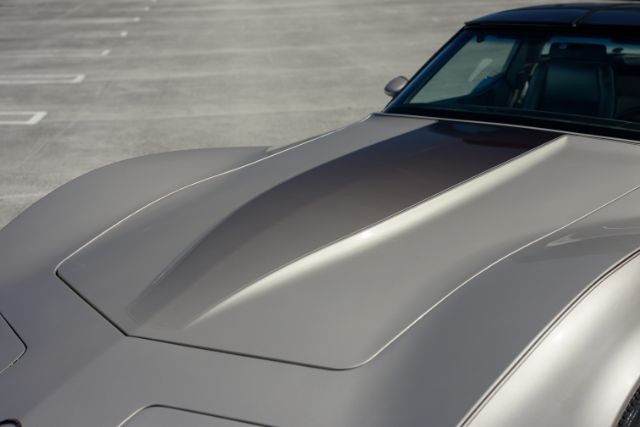 Chevrolet-Corvette-1982-Coupe-17