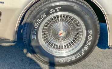 Chevrolet-Corvette-1982-Coupe-17