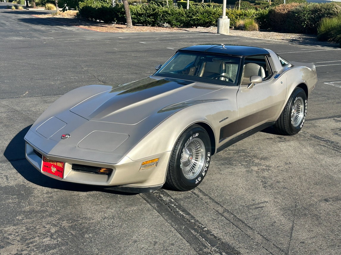 Chevrolet-Corvette-1982-Coupe-2