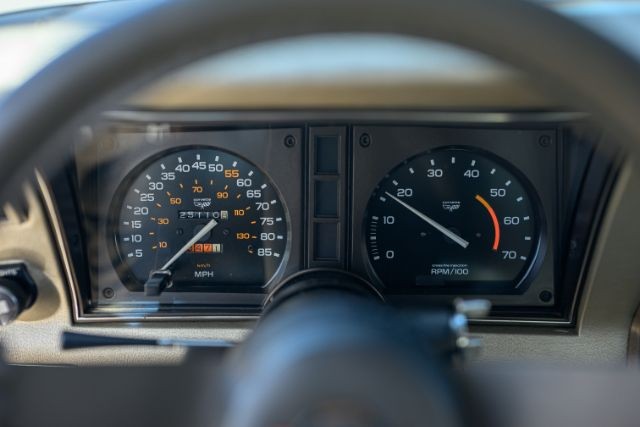 Chevrolet-Corvette-1982-Coupe-20