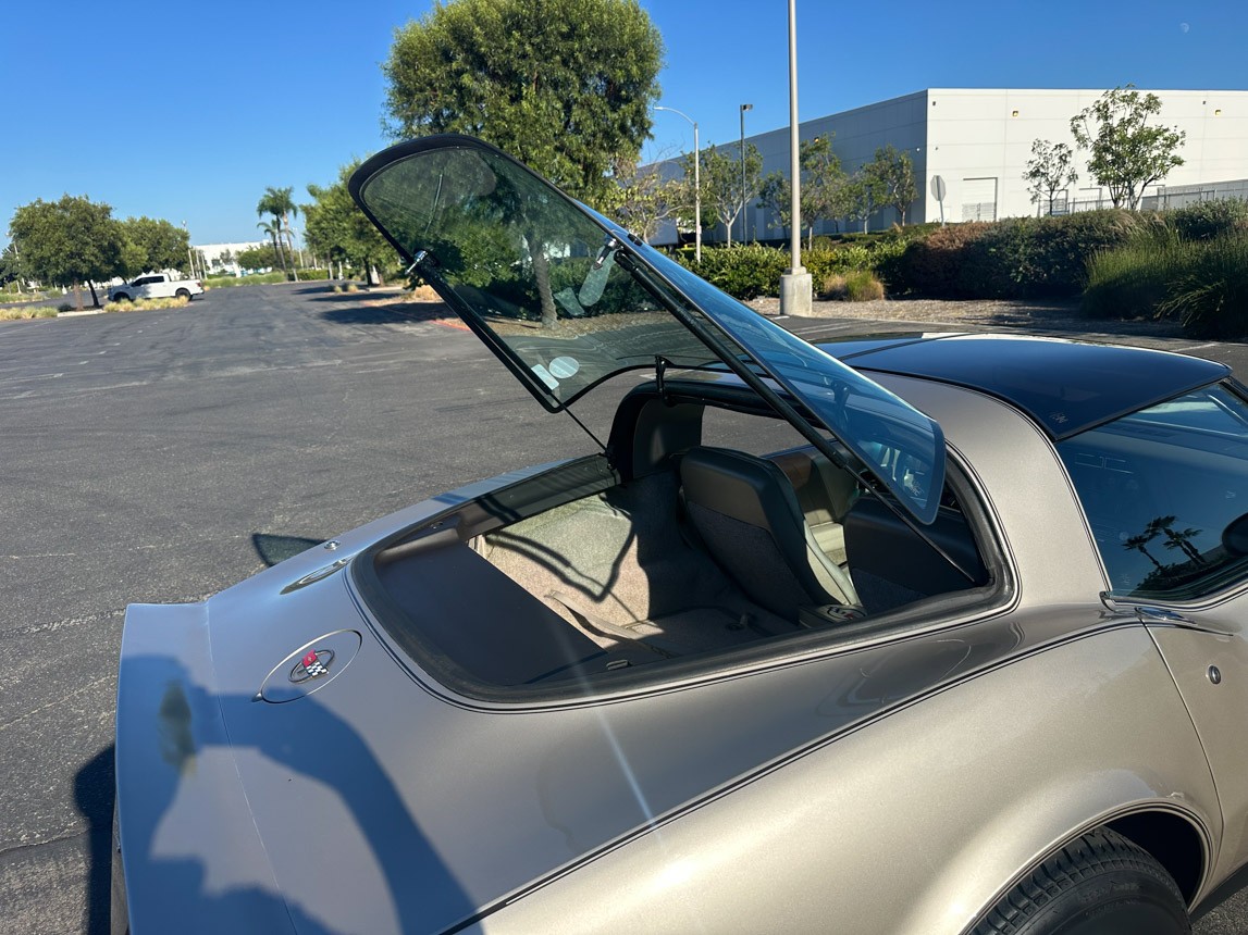 Chevrolet-Corvette-1982-Coupe-21