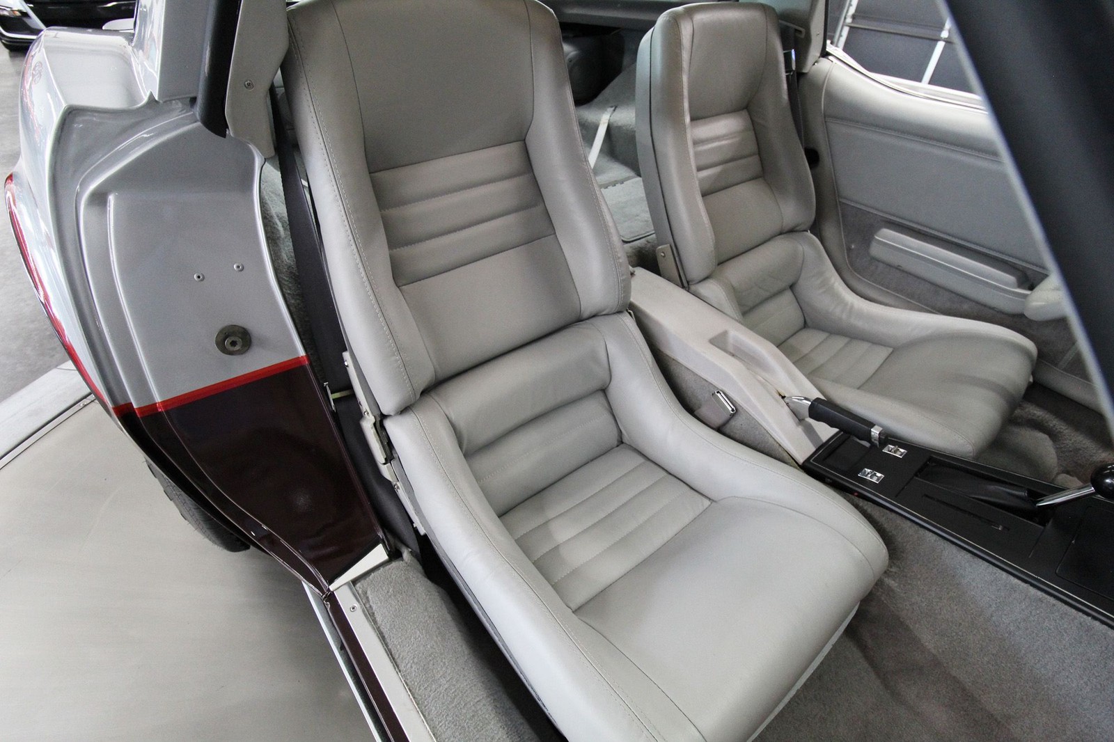 Chevrolet-Corvette-1982-Coupe-23