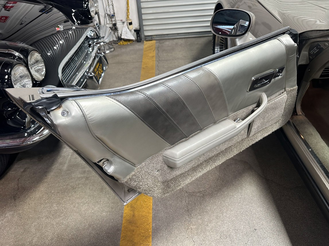 Chevrolet-Corvette-1982-Coupe-24