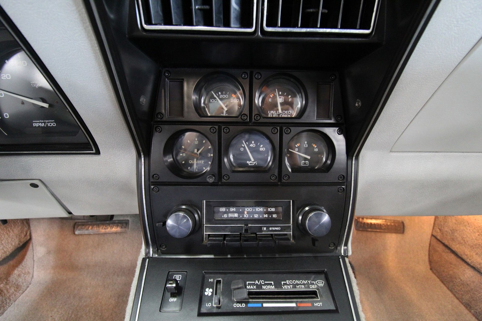 Chevrolet-Corvette-1982-Coupe-26