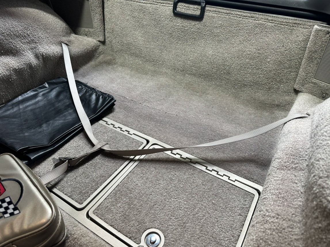 Chevrolet-Corvette-1982-Coupe-28