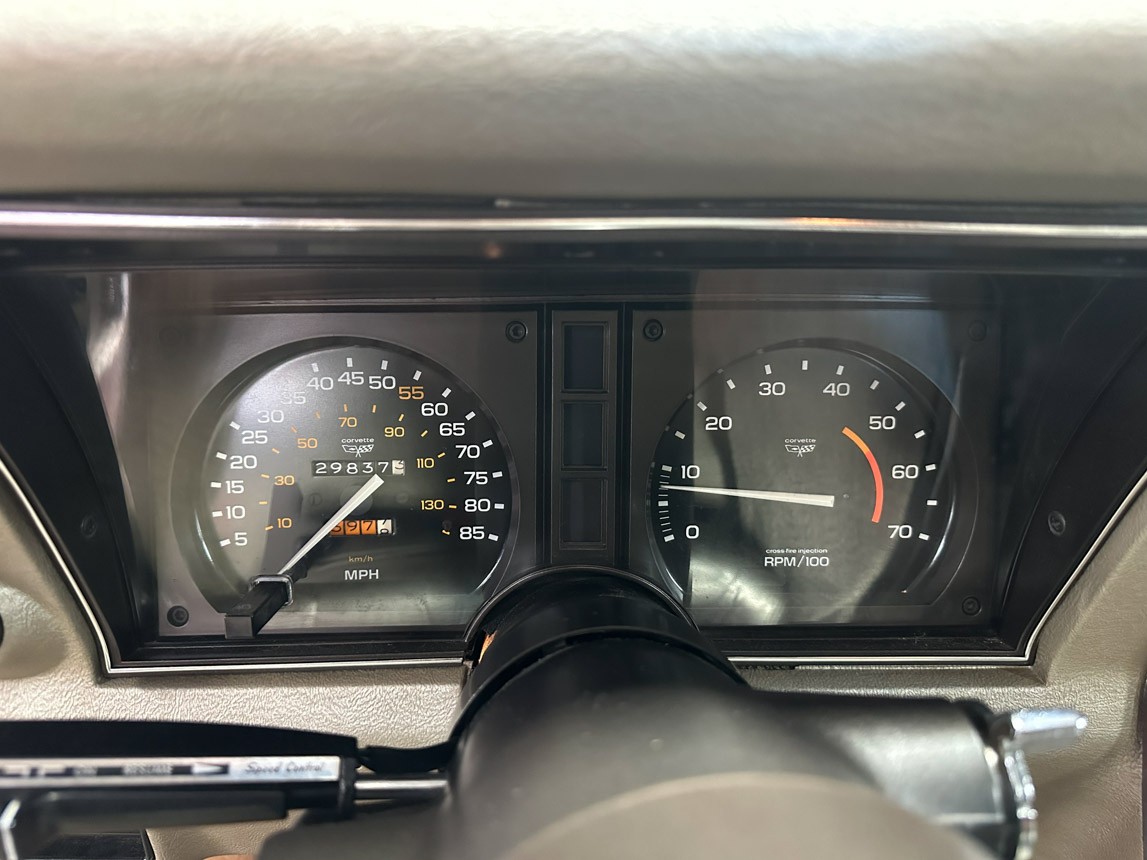 Chevrolet-Corvette-1982-Coupe-29