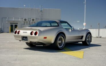 Chevrolet-Corvette-1982-Coupe-3