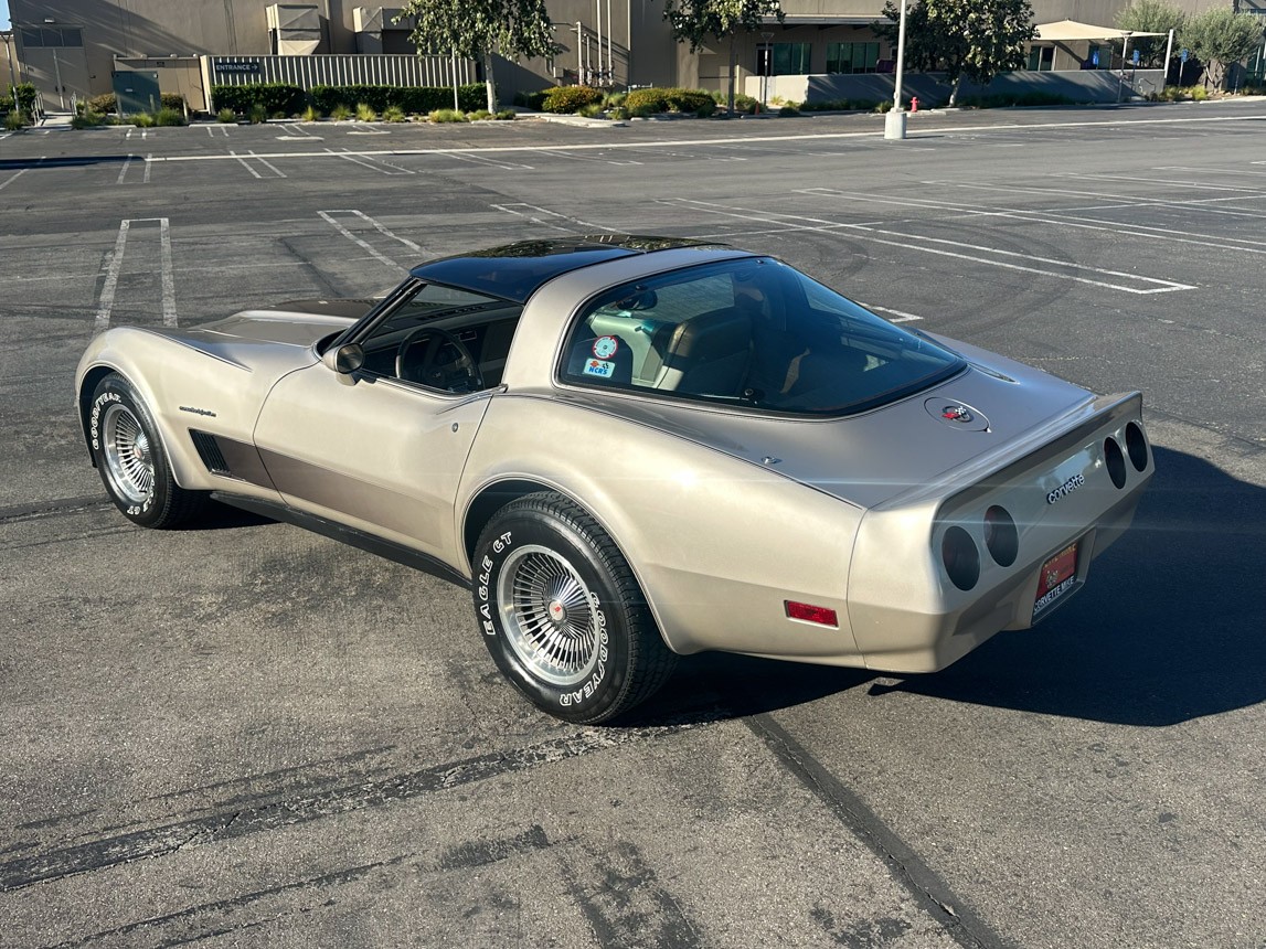Chevrolet-Corvette-1982-Coupe-3