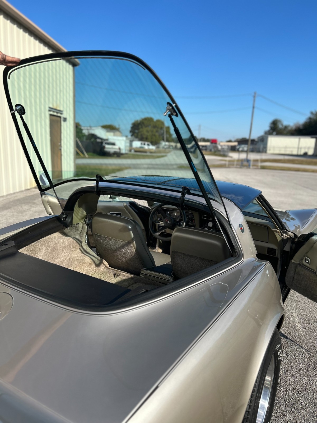 Chevrolet-Corvette-1982-Coupe-3