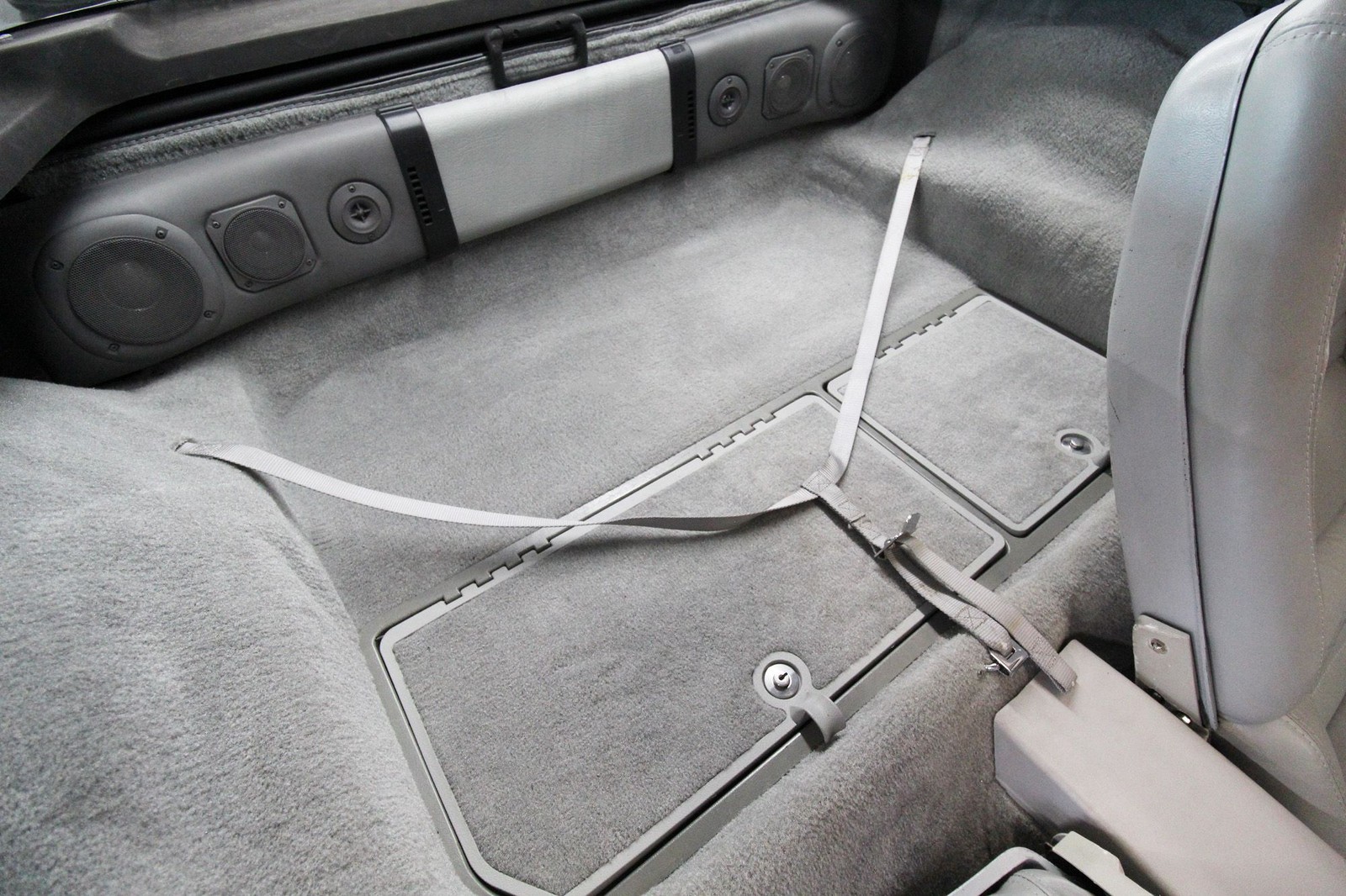 Chevrolet-Corvette-1982-Coupe-30