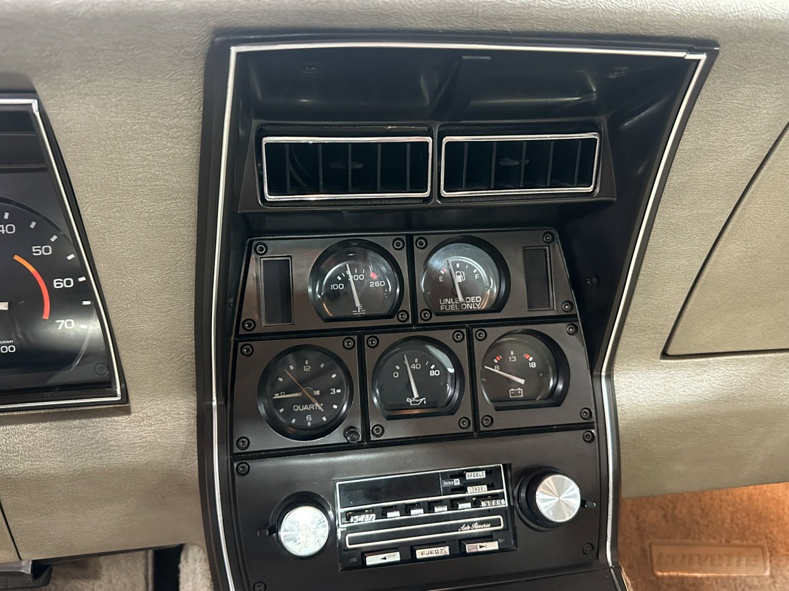 Chevrolet-Corvette-1982-Coupe-31