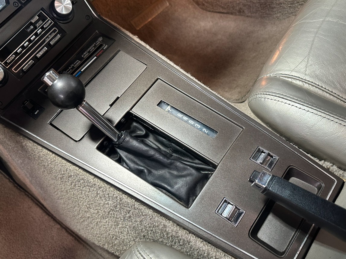 Chevrolet-Corvette-1982-Coupe-32