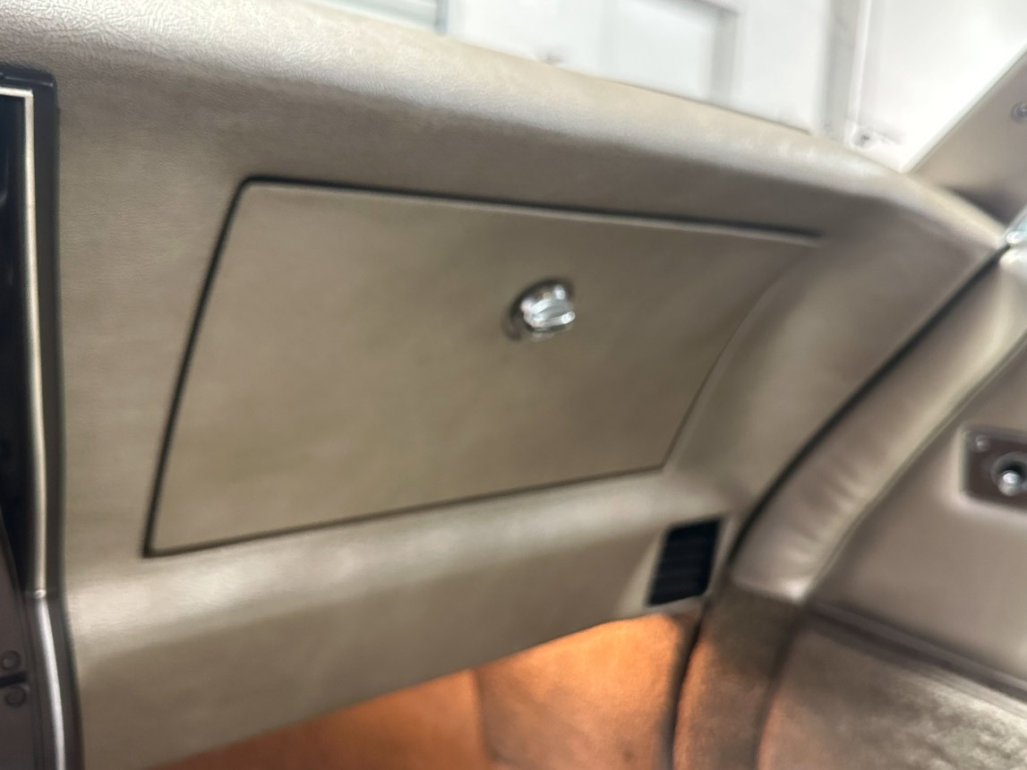 Chevrolet-Corvette-1982-Coupe-33