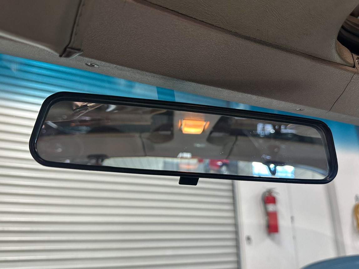 Chevrolet-Corvette-1982-Coupe-35