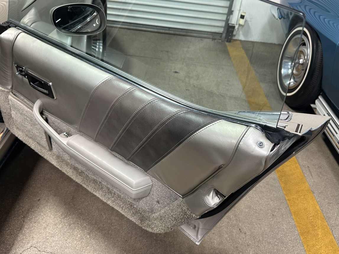 Chevrolet-Corvette-1982-Coupe-37