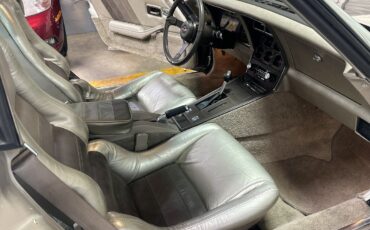 Chevrolet-Corvette-1982-Coupe-38