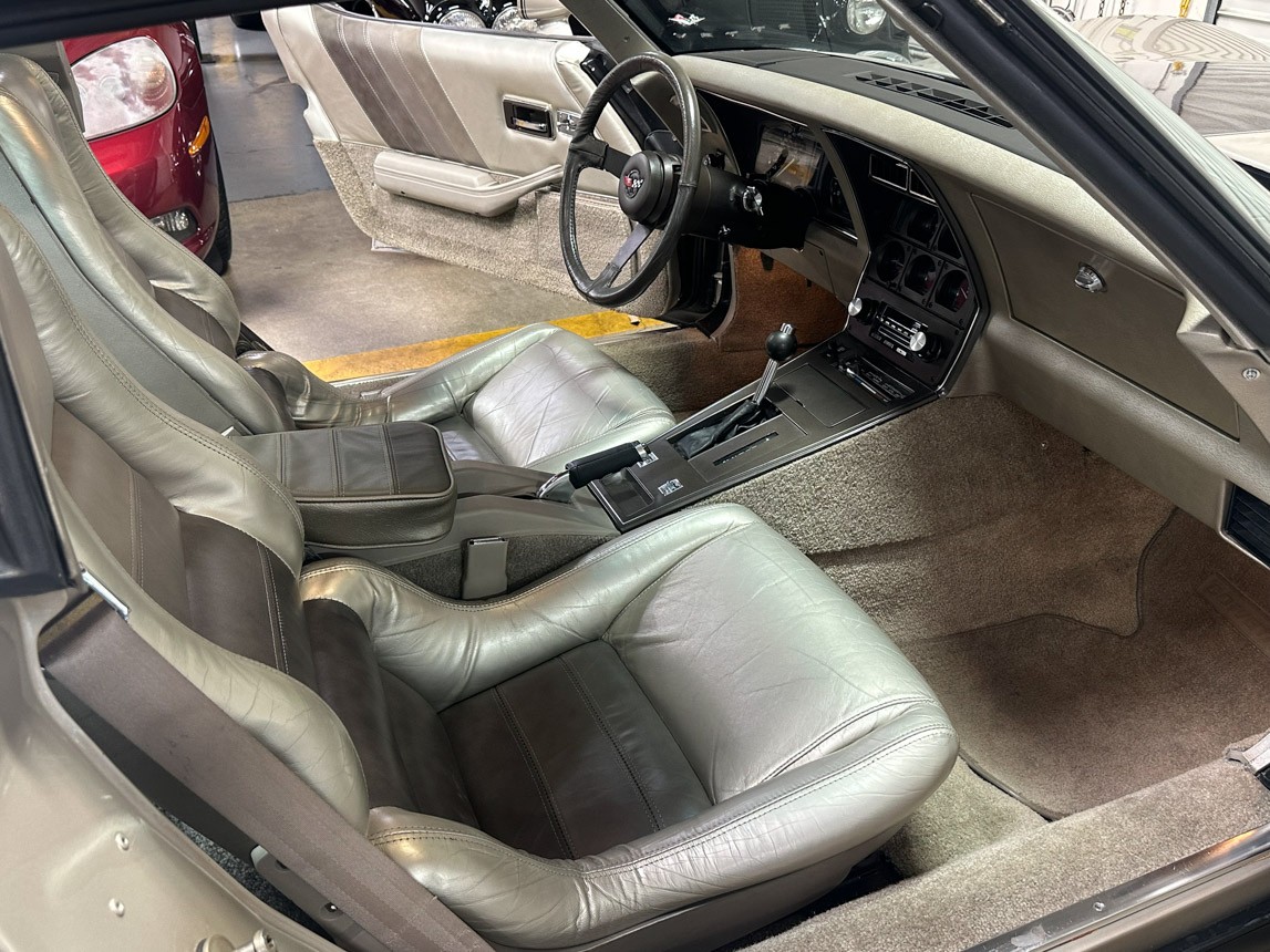 Chevrolet-Corvette-1982-Coupe-38