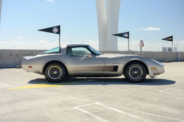Chevrolet-Corvette-1982-Coupe-4