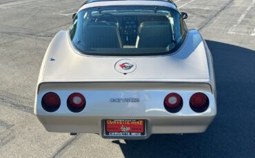 Chevrolet-Corvette-1982-Coupe-4