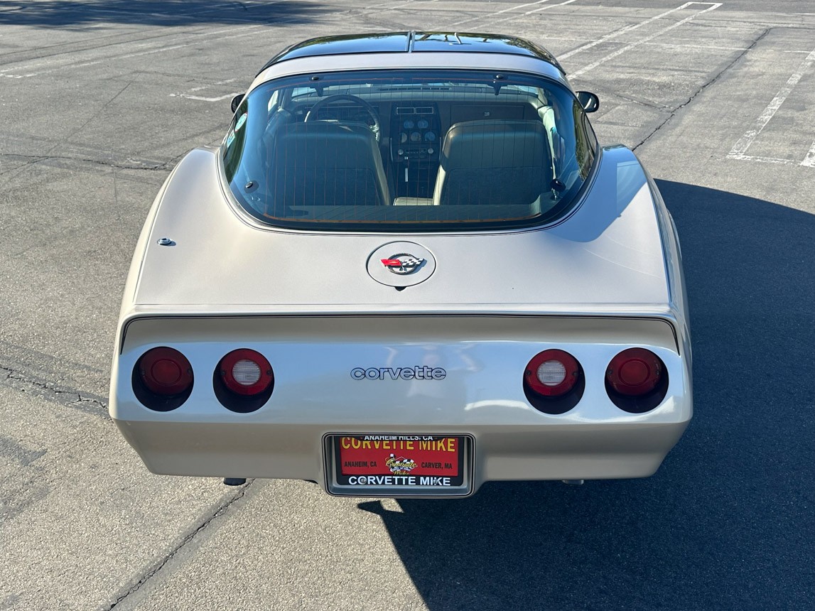 Chevrolet-Corvette-1982-Coupe-4