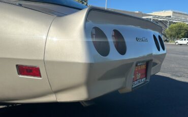 Chevrolet-Corvette-1982-Coupe-5