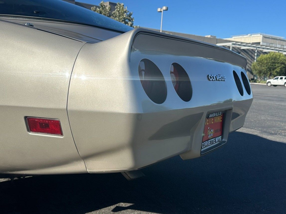 Chevrolet-Corvette-1982-Coupe-5