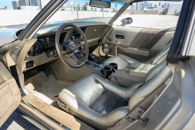 Chevrolet-Corvette-1982-Coupe-6