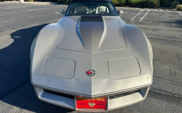Chevrolet-Corvette-1982-Coupe-6