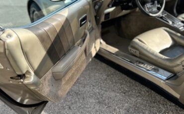 Chevrolet-Corvette-1982-Coupe-6